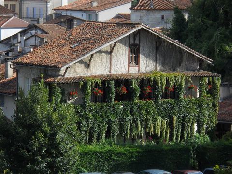 One of the most recognisable houses in the village of Aubeterre sur Dronne and famed for its beautiful floral balconies, this former auberge is now a lovely 6 bedroomed property. Further independent accommodation is possible in what is currently a st...