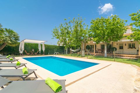 Welkom in deze gezellige villa met privé zwembad, gelegen in een zeer rustige omgeving in Sa Coma. De accommodatie van 260 m2 is geschikt voor 8 personen en het ligt op slechts 850 meter ver van het strand. Welkom in deze villa, gelegen in een zeer r...