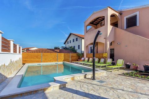 Guests of these four apartments in Ližnjan have access to a common terrace with swimming pool, next to which there are comfortable lounge chairs and an outdoor dining area with wooden table and benches, covered with the appealing solid wood beams. Th...