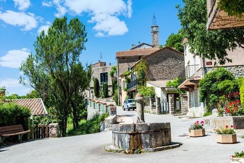 Dit zorgvuldig gerenoveerde landhuis biedt een fijn vakantieadres op een rustige locatie. Het beschikt over een sfeervol gemeubileerde tuin en je kunt er comfortabel verblijven met familie of vrienden. Het kleine dorpje Saint-Julien-du-Verdon biedt n...