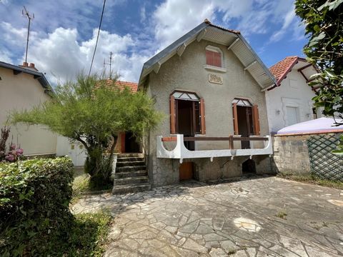 30 year house of 125m² is a real potential not to be missed. It has a unique character with its period elements that give it an undeniable charm. Ideal for renovation enthusiasts who want to breathe new life into an old house and give it their person...