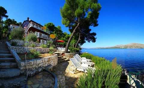Cascade House está situado en una zona tranquila junto al mar y la playa en la isla de Čiovo, que está conectado a la ciudad de Trogir por un puente. El aeropuerto de Split está a 13 km. La superficie habitable de la casa es de aproximadamente 120 m2...