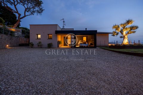 Once you enter the entrance of Villa Osa, you will be speechless. Welcoming you will be the large living/dining area with a large central double-sided fireplace that divides this area from the solar greenhouse, from where you can contemplate the magn...