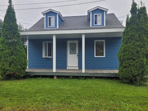 Pretty antique country style house, completely renovated over the years by its owner. The front part was built in 1875 and the rear part in 1979. It offers two large bedrooms, but it is possible to make a third according to your needs by adding only ...