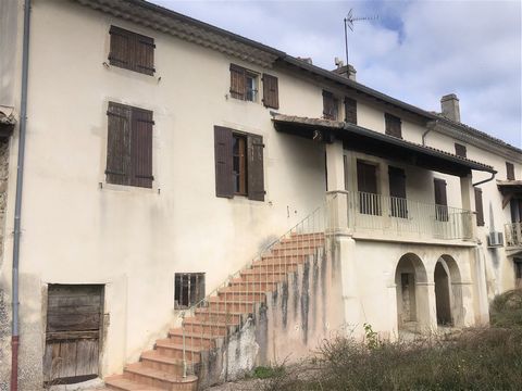 This mas with an area of 150 m2, currently gives the possibility of creating an additional 200 m2. This property which must be partly refreshed and for the rest to be renovated offers very important possibilities. This complex of more than 400 m2 is ...