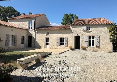 For lovers of calm and beautiful stones, discover this magnificent Charentaise completely renovated in the heart of the Marais Poitevin near La Rochelle. In a rural setting, not far from the Sèvre, nestles this typical marsh house of 198 m2 of living...