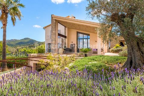 Country home built to the highest standard with panoramic views in Felanitx This attractive villa, for sale in the countryside of Felanitx, is on a large, south-west facing plot of around 21.700m2, boasts panoramic views of the surrounding mountains,...
