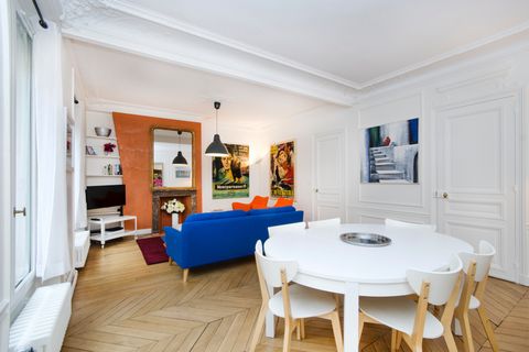 Overlooking the famed rue de Tresor in the Marais, 4th district of the capital, the tall, open windows of this luxury apartment offer a perfect view into this lively Parisian destination. - From sunrise to sunset, this lovely third-floor property is ...