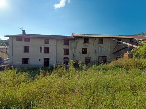 Eureka Real Estate offers you this old farmhouse of 180m2 and its land of 1280m2 located in Camurac, at the foot of the ski resort and hiking trails. It consists on the ground floor of a living room-kitchen of 50m2, an entrance of 12m2 with toilet, a...