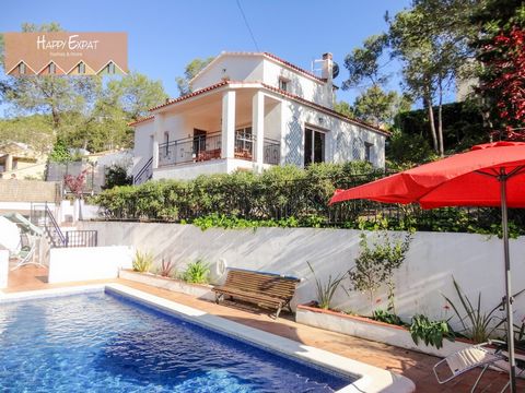 Cette maison individuelle à Mas Mestre offre une retraite tranquille avec une piscine privée et des jardins luxuriants, idéalement située au cœur du quartier. À distance de marche se trouvent un bar, un restaurant, une piscine publique et des courts ...