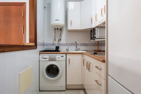 Apartment in the center of Fuengirola. This accommodation is a few meters from the beach, surrounded by supermarkets and the best restaurants in the city, shops, entertainment venues, and next to the historic center. It has two bedrooms with a double...