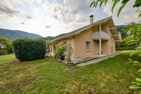 A stone's throw from the village center of Dingy, quiet, sun and mountain views for this detached house built in 2004 on a plot of 1004m2. T5 of 124.15m2 comprising on the ground floor, American kitchen on dining room and living area for a living roo...