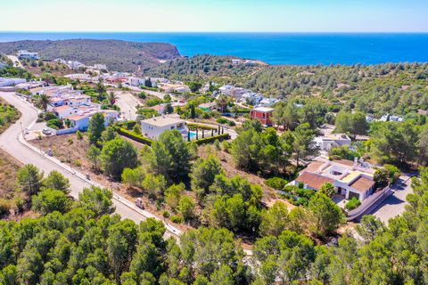 This building plot of 500 m2 with its unique location, at only 2 minutes from the typical fishing village of Burgau and a few meters from the local beautiful beach with easy access at walking distance is the ideal opportunity to build your dream hous...
