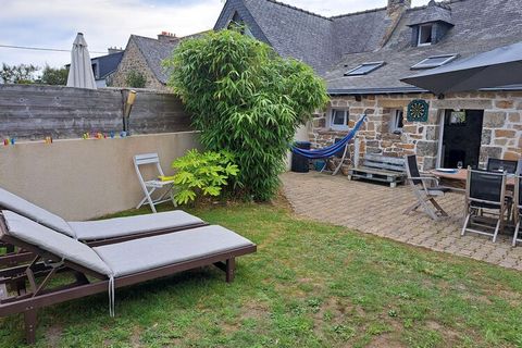 Lovingly furnished granite stone house from the last century. With a closed garden and terrace that cannot be looked into, it is located above the picturesque harbor town of Camaret on the Crozon Peninsula. A narrow, small lane leads to the quaint, B...