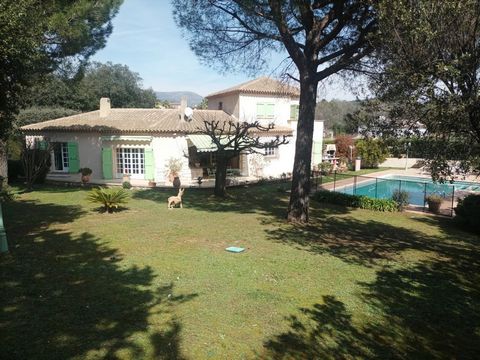 Come and visit this charming Provencal house located in one of the most sought-after areas of Roquefort-les-pins. In absolute peace and quiet, not overlooked, this villa is built on a lovely flat plot with Mediterranean trees and plants. The house co...
