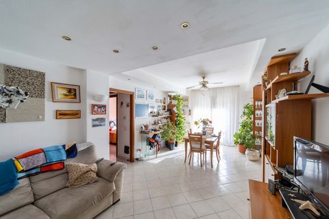 Porto Santo Stefano, loc. Puddle Near Pozzarello Bay, one of the most well-known and well-served beaches in the country, we offer for sale a nice apartment located on the first floor of a building with a lift. The property, characterized by large and...