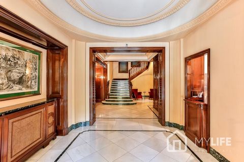 MyLife Real Estate presents this property for sale in good condition located in one of the best areas of Barcelona, La Dreta de l'Eixample, next to Passeig de Grácia. Description The house is located on the fourth floor of a high-class royal estate i...