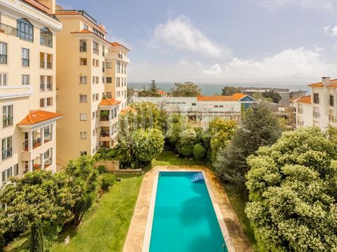 3-bedroom apartment with 165 sqm of gross private area and two parking spaces, located in a private condominium with a swimming pool and concierge, on the emblematic Avenida Saboia, allowing for easy walking access to all amenities, in the heart of M...