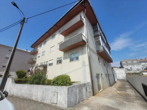 3 bedroom apartment, located in Canelas, in Vila Nova de Gaia, Porto district. Located on the ground floor, the property comprises an entrance hall, lounge, kitchen, 3 bedrooms, wardrobes and bathroom. Joint sale with autonomous fraction destined for...