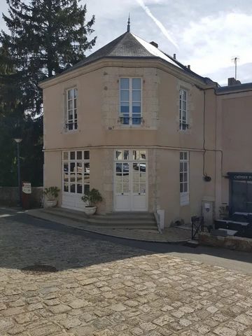 L'abri Côtier presents 'Pigeonnier': a character house with 3 bedrooms located in the heart of a charming village. On the ground floor you will find 3 beautiful bedrooms, a bathroom and a toilet. Upstairs: a living room of 32m2 with a fitted kitchen,...