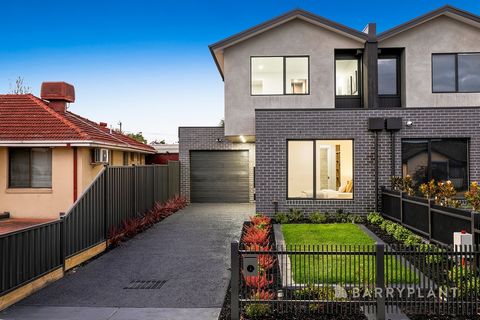 An achievement of architectural brilliance, this showpiece home strikes the perfect balance of space, light and sophistication combined with luxury designer features and quality appointments ensuring effortless everyday family luxury. The bold street...
