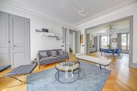 BARNES Versailles is listing this prestigious property in the heart of the most sought-after district of Versailles: Notre-Dame/Les Prés. Prime location for this magnificent 