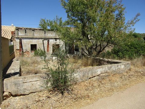 Ruin with 4 rooms and 3 bays, located in the Canais in Tunes. This 54 m2 ruin is located in a very quiet area, it is semi-detached on one side and in front there is a cistern and a public garden which, although not registered, is part of this buildin...