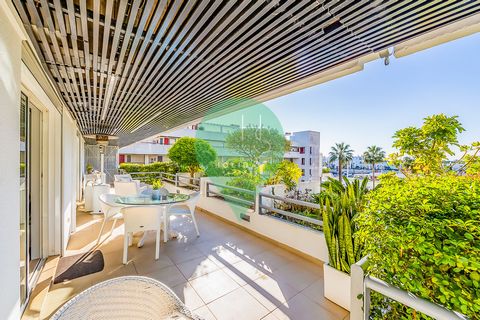 Two-bedroom holiday apartment in the Marina de Vilamoura offers a unique and convenient experience for those seeking relaxation and enjoyment of the stunning Algarve ambiance. Situated in an exclusive building with direct access to the bustling Marin...