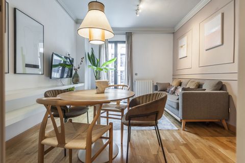 This fantastic and bright apartment has 1 bedroom and is ideal for a couple or family vacation, as it has a capacity for 4 people. It is located in the central neighborhood of Chueca, located near Plaza de Cibeles, one of the most central areas of th...