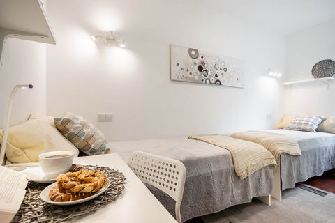 Double, lockable room for 2 people (with 2 single beds) in an apartment consisting of 4 bedrooms . Right now only girls live in the remaining 3 single rooms in that flat, so girls are preferred also in this room. In total maximum of 5 girls live in t...