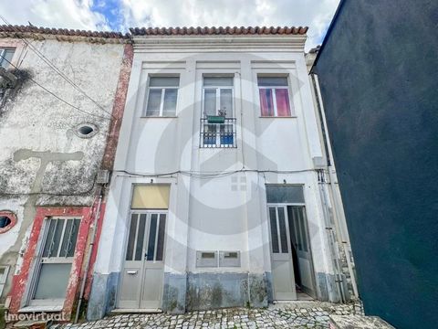 House in good condition, excellent for investment or own residence, in a village with all goods and services, located in a typical neighborhood. 1.20 min from Lisbon, very close to the river beach the water eyes. Come and meet us. Energy Rating: D En...