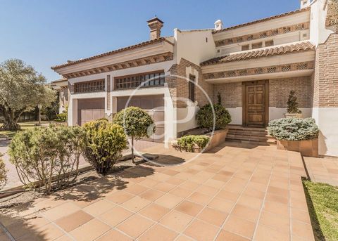VILLA WITH GARDEN, SWIMMING POOL, TENNIS COURT AND MAID'S HOUSE IN EUROVILLAS aProperties offers you this impressive property in the middle of nature.    It is located within the urbanization Eurovillas belonging to the municipality of Nuevo Baztán, ...