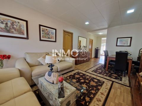 Detached house 200 meters from the sea in the Paradís urbanization of Montroig del Camp. The house of 133m2 is distributed over two floors with four bedrooms, bathroom, independent equipped kitchen and living room; The exterior part of 260m2 has two ...