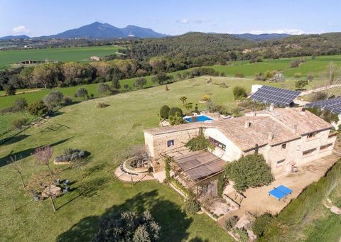 Farmhouse with lots of light and brighnes of 529 m2 and 3.48 hectares of land, part garden and part cultivation, 35 minutes from the beach. The farmhouse is distributed over two floors. On the ground floor is the hall with 2 very large living rooms, ...