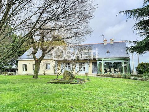 Located between Doué-la-Fontaine and Dénezé-sous-Doué, this property benefits from a privileged, quiet location in the countryside. With its nearby amenities, shops and schools, this locality offers an ideal living environment for families looking fo...