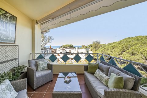 Flat for sale in Calle Cervantes, Costabella. Bright and sunny property located on the top floor in a gated community with gardens and swimming pool. This property has nice sea views, it is equine so enjoys a lot of privacy from the neighbours. South...