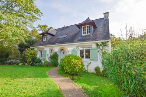 AURAY! City centre on foot. Located in a cul-de-sac in a residential area. Come and discover this house of 136m2 on a wooded plot of 1000m2 which invites us to relax and serenity. On the ground floor, the entrance opens onto a living room with its wa...