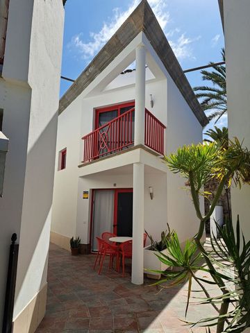 IF you want to live on the beach side, this is your opportunity. Beautiful duplex for sale in Playa de Cura, MogÃ¡n. Located in a very quiet complex with a large pool and gardens. The house distributes its 76 mÂ² on two floors. On the first floor the...