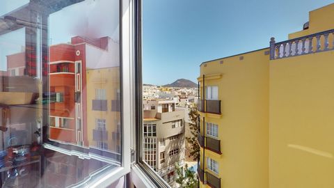 Best House offers you the possibility of investing or enjoying one of the best areas near the emblematic Playa de Las Canteras, as well as the charms of the Mercado del Puerto that you will have just a few steps away. This bright and cozy studio is l...