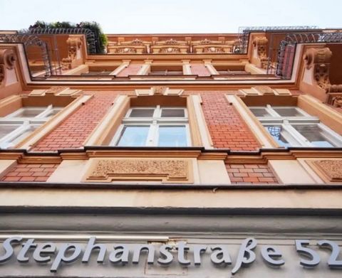 Address: Stephanstraße 52, 10559 Berlin Property description The apartment includes a fully equipped kitchen with electric appliances; an open kitchen with a large dining area, 3 bedrooms with large windows, renovated bathroom, and original decorativ...
