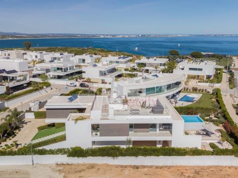 Welkom in uw droomhuis aan de westkust - een op maat gemaakte, moderne villa met uitzicht op zee en in totaal 4 luxe slaapkamers (3+1). Gelegen aan een van de beroemdste kusten van de Algarve, Ponte de Piedade. Met uitzicht op zee op het zuiden vanui...