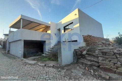 Explorez le potentiel de cette villa de 2 chambres à Mosteiro, un village pittoresque au cœur de la région de Trás-os-Montes, à seulement 200 mètres des rives de la rivière Tuela. Cette propriété, qui a récemment fait l’objet d’une rénovation extérie...