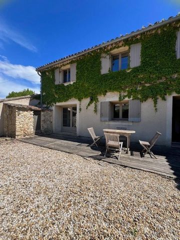 Muriel Blouvac vous présente cette maison à Cadenet, 40mn d'Aix en Provence et du TGV, maison de pleine de charme de 141m2 sur une parcelle de 300m2 proche du centre village et commodités, aucune nuisance, elle se compose d'un premier niveau d'une va...
