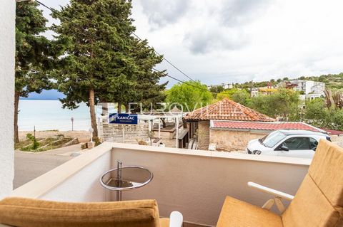 Murter - two-room apartment of 75 m2 in an exceptional location - first row to the sea. The apartment is located on the ground floor of a smaller residential building and consists of two bedrooms, a kitchen, a dining room and a living room with acces...