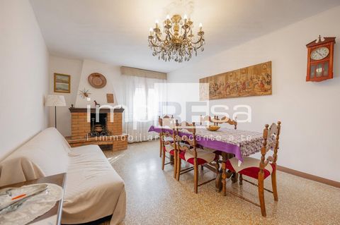 For sale in Venice, in Giardini della Biennale, Castello 2-bedroom apartment on the second floor. Giardini della Biennale is one of the main areas of the artistic and cultural life of Venice, thanks to the presence of the main pavilions where the exh...