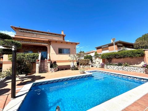 EN | We present this incredible villa located in the area of Bonavista, very close to the sea. It is a property ready to move into, with all the amenities that make it an unbeatable option. When you enter the house, you will find the entrance hall, t...