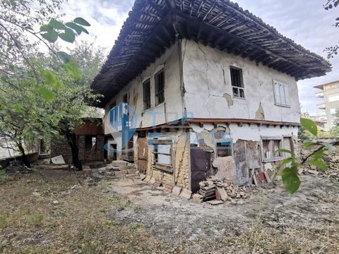 Top Estate Real Estate offers you an old house in the central part of the town of Lyaskovets, Veliko Tarnovo region. The house consists of two parts, one part representing rough construction - a brick that needs to be finished, and the other part is ...