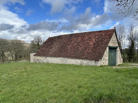 Johann offers you in the town of Fraysinet (46310) this stone barn on a plot of 879 m2. This barn with a floor area of 120 m2 offers many possibilities, it is located in a dead-end road in the heart of a small hamlet. Beautiful frame and roof in good...
