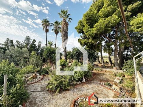 Country house to renovate with a large rustic plot of 40,000 meters. It is located in the municipality of Agost. On the ground floor we find a large porch overlooking the garden, living room and kitchen with space to eat daily. It has six bedrooms, t...