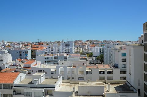 Apartamento de 1 dormitorio en venta en el centro de Quarteira, Algarve. El apartamento cuenta con un hall de entrada que conduce a una amplia sala común con acceso a un generoso balcón con toldo. En esta cómoda sala de estar hay una pequeña cocina e...